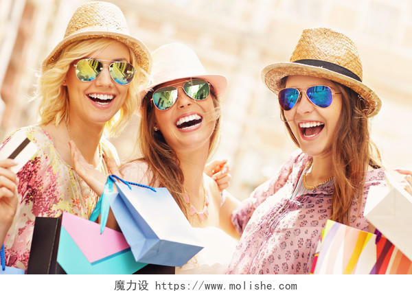 一群快乐的朋友在城市购物的照片笑脸笑容闺蜜